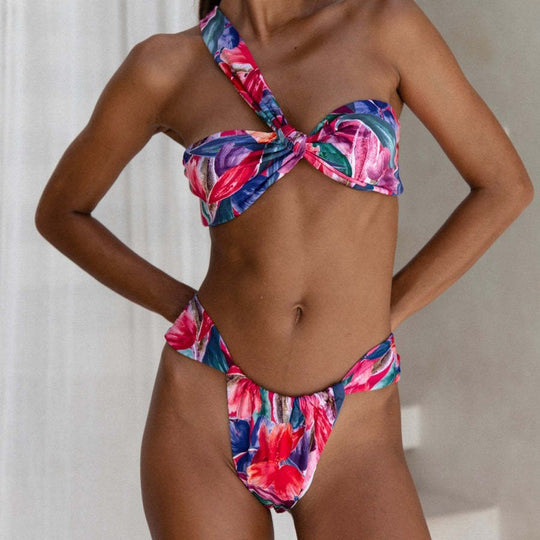 Damen Bandeau-Bikini mit asymmetrischen Trägern und modischen Wickeldetails EB