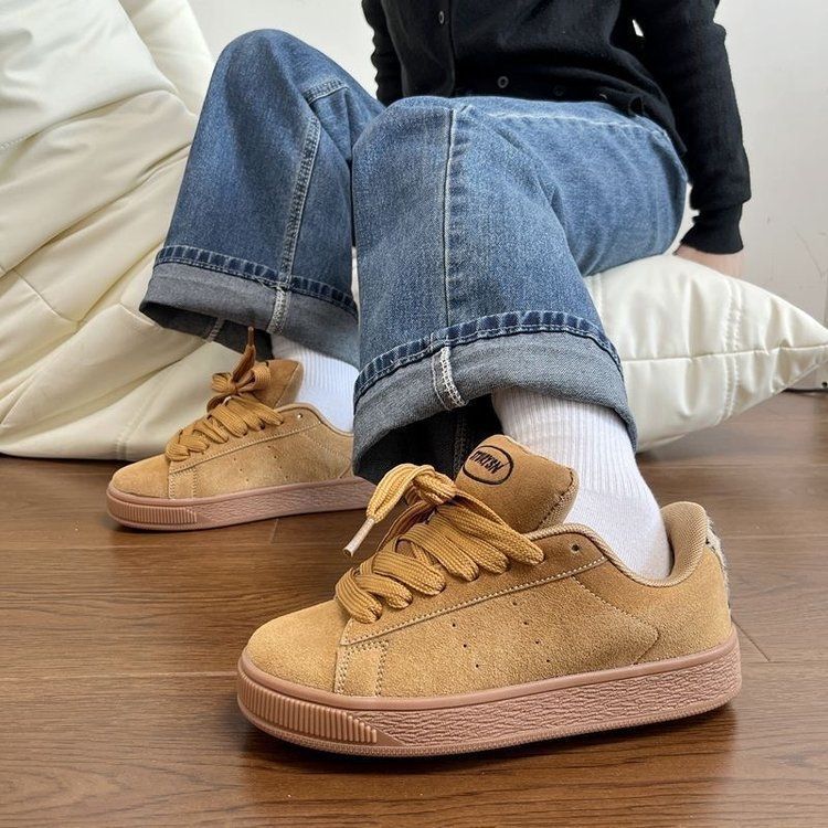 Damen Sneakers aus weichem Wildleder mit klassischer Laufsohle EB