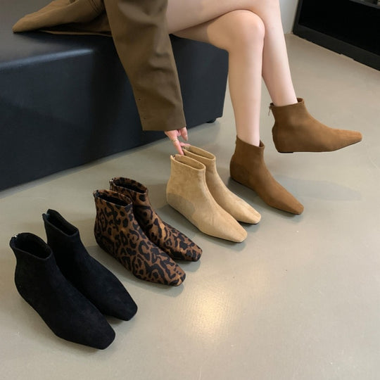 Damen elegante Stiefeletten mit modischer spitz zulaufender Form und bequemem Blockabsatz EB