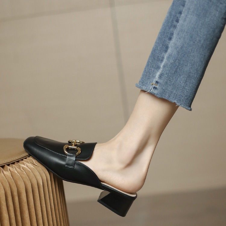 Damen Elegante und bequeme Mules mit geschlossenen Zehen und modischen Details EB