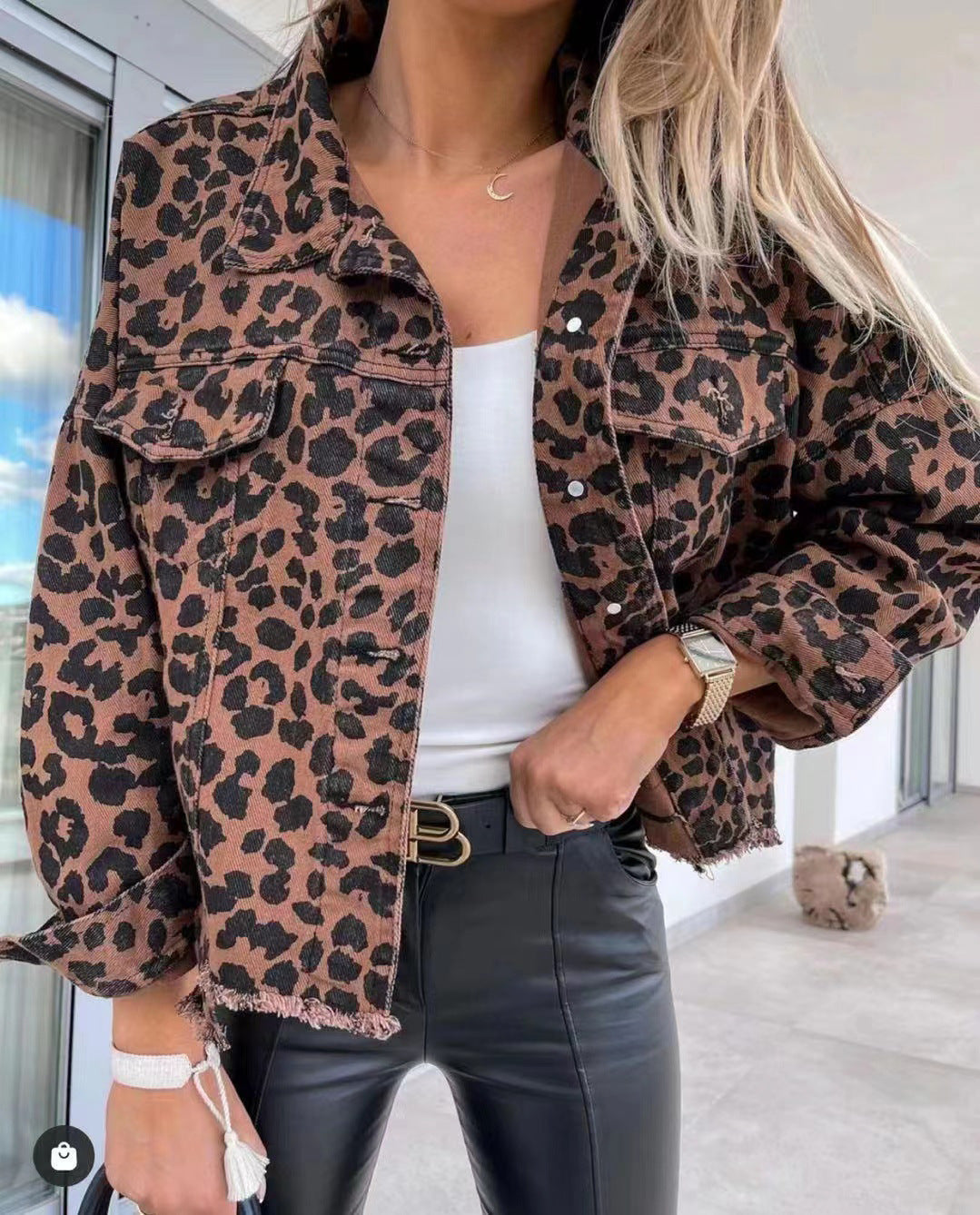 Damen nan kurze Oversize-Jeansjacke mit Leoprint, aufgesetzten Brusttaschen und rohem Saum EB