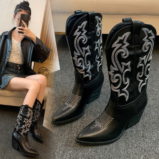 Damen Cowboy-Stiefel mit eleganter Stickerei und modernem Wedge-Design EB