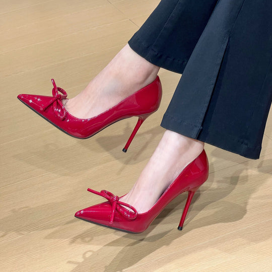Damen elegante Pumps mit dekorativer Schleifenapplikation und hochglänzendem Finish EB
