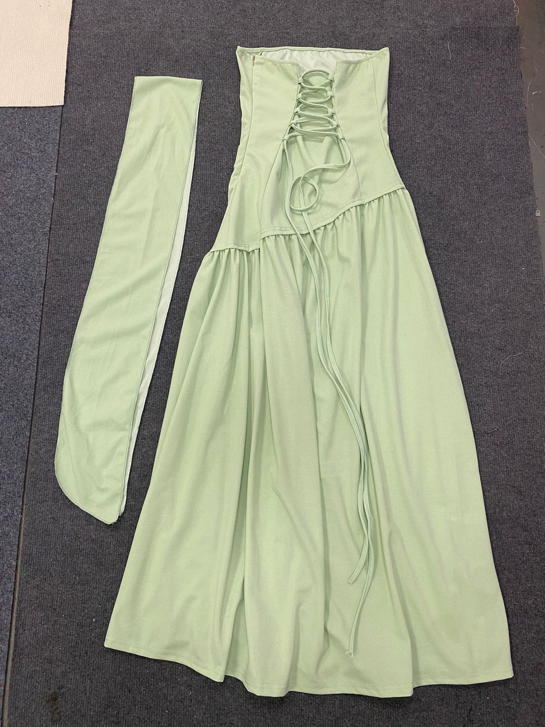 Damen Maxikleid mit schulterfreiem Design und dekorativem Wickelausschnitt EB