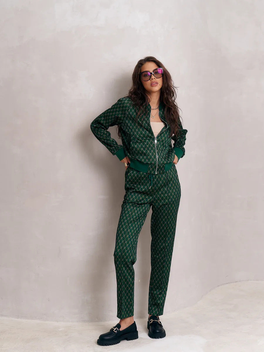 Damen jacquard Lounge-Set mit kurzer Bomberjacke und hochgeschnittener Kordelzug-Hose Eichborn Berlin
