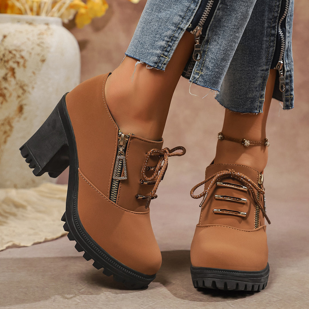 Damen nan elegante Schnür-Booties mit robustem Profilabsatz, seitlichem Reißverschluss und dekorativem Anhänger EB