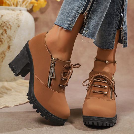 Damen nan elegante Schnür-Booties mit robustem Profilabsatz, seitlichem Reißverschluss und dekorativem Anhänger EB