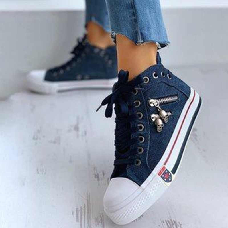 Damen nan hoher Sneaker in Jeansoptik mit seitlichem Reißverschluss und dekorativen Anhängern EB
