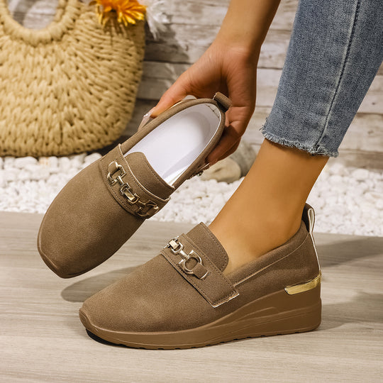 Damen Slip-On Sneakers mit modischem Dekor und dämpfendem Fußbett EB