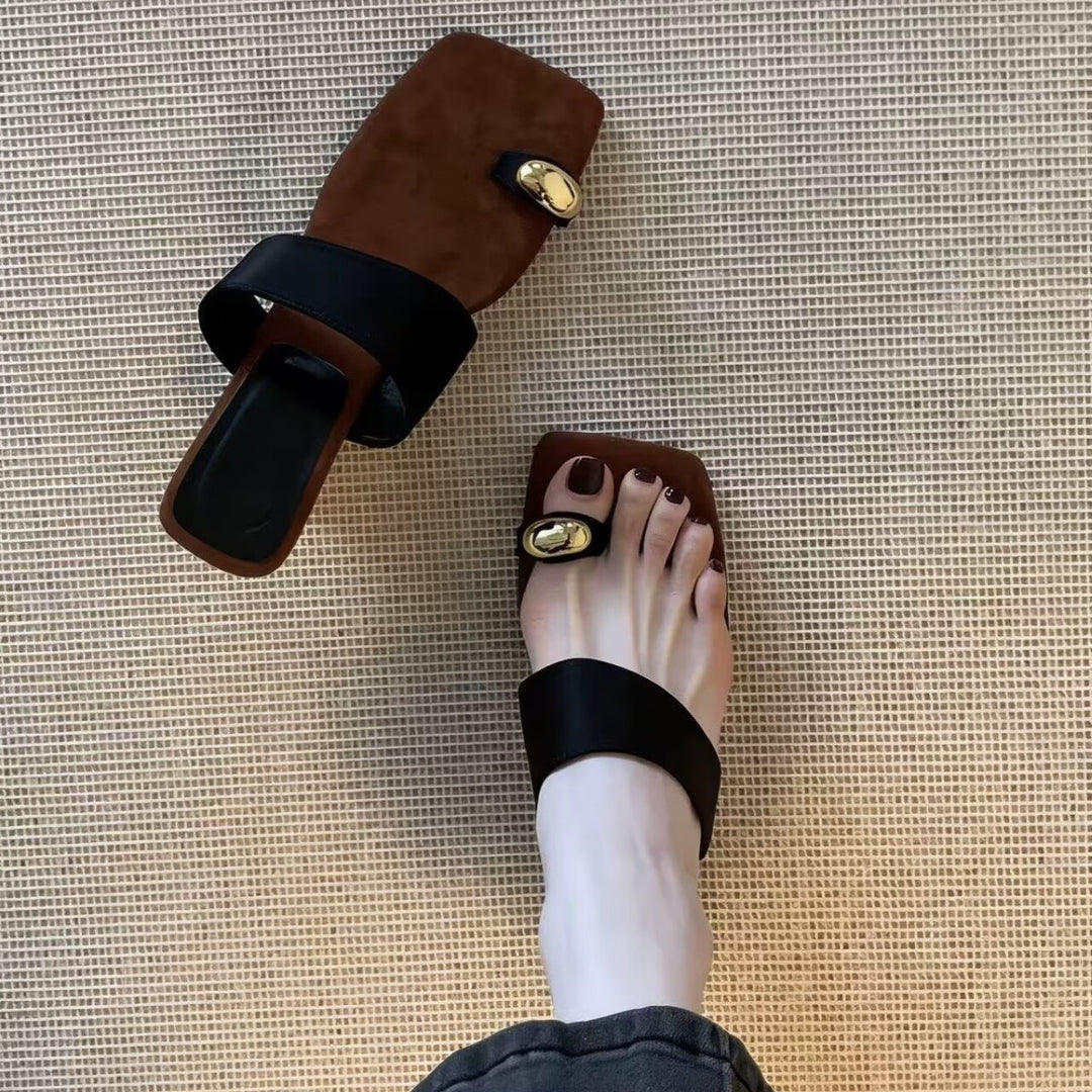 Damen Elegante Sandalen mit dekorativem Goldakzent und komfortablem Fußbett EB