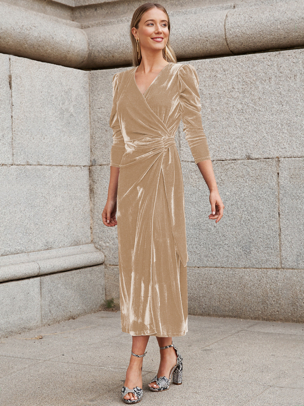 Damen Elegantes Wickelkleid mit Puffärmeln und Goldakzenten EB