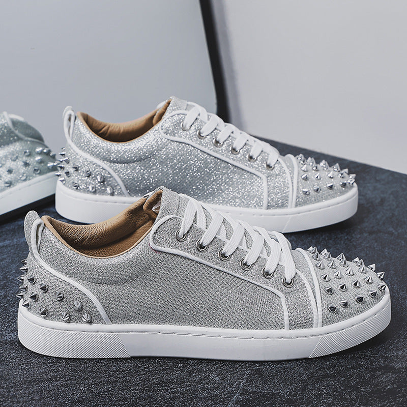 Damen glitzernder Low-Top Sneaker mit spitzem Nietenbesatz und gepolstertem Lederfutter EB