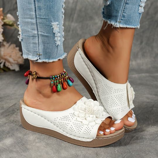 Damen Wedge-Sandaletten mit floralen Akzenten und komfortablem Fußbett EB