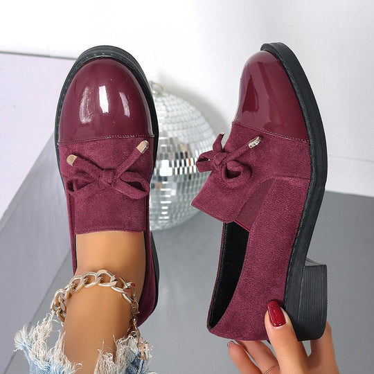 Damen Lack- und Wildlederslipper mit Zierschleife und niedrigem Blockabsatz EB