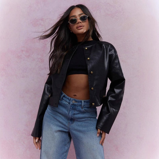 Damen Kunstlederjacke mit glänzendem Finish und dekorativen Knöpfen EB