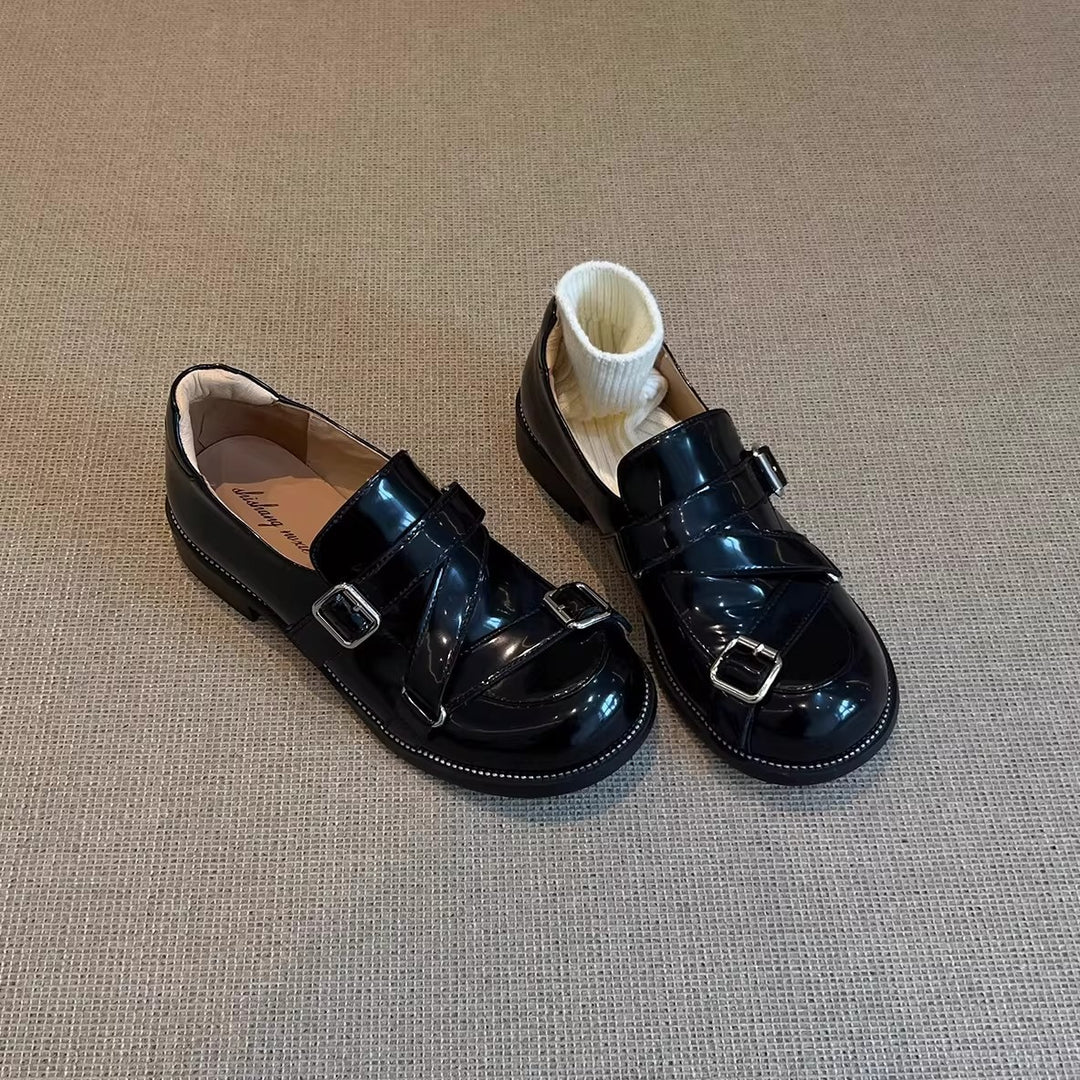 Damen Modische Slipper mit einzigartigem Schnallenverschluss und glänzender Oberfläche EB