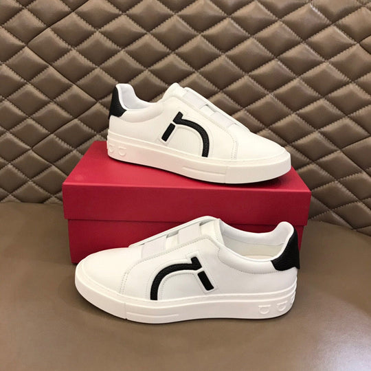 Damen Sportliche Slip-On Sneakers mit modernem Design und elastischem Riemen EB