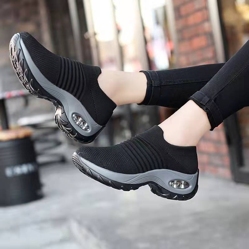 Damen Luftgepolsterte Sneakers mit elastischem Strickoberteil EB
