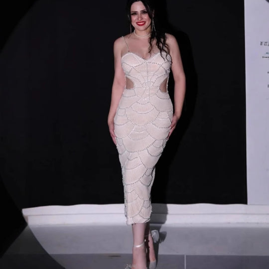 Damen Elegantes Midi-Kleid mit rückseitigen Cut-Outs und dekorativem Wellendesign EB