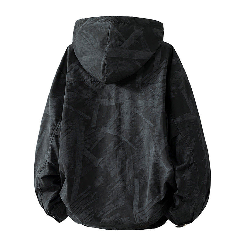 Herren leichter Kapuzenblouson mit unaufdringlichem Print, Druckknopfblende und schrägen Reißverschlusstaschen EB