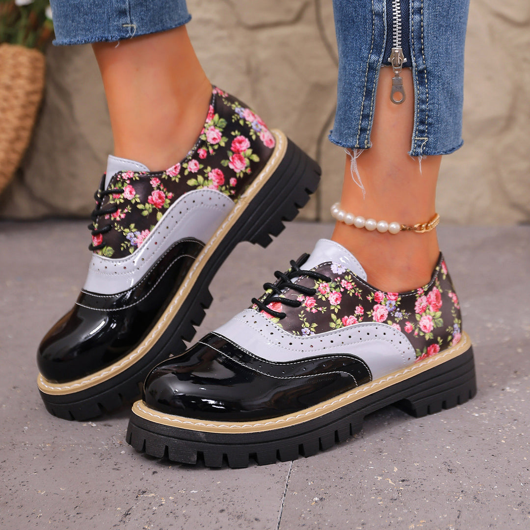Damen Budapester-Schnürschuh mit floralem Print Lacklederbesatz und grober Profilsohle EB