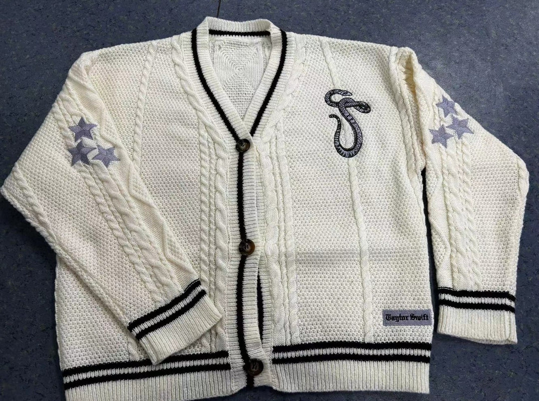 Damen nan gestrickte College-Cardigan mit Zopfmuster, V-Ausschnitt, kontraststreifen und gestickten Applikationen EB