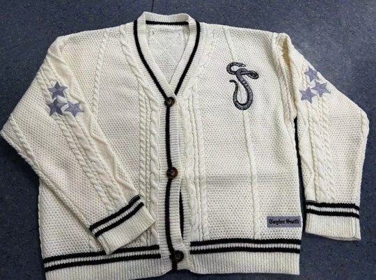 Damen nan gestrickte College-Cardigan mit Zopfmuster, V-Ausschnitt, kontraststreifen und gestickten Applikationen EB