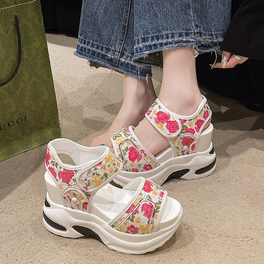 Damen Massiver Keilabsatz-Sandalette mit verstellbaren Klettriemen und geblümtem Textilobermaterial EB