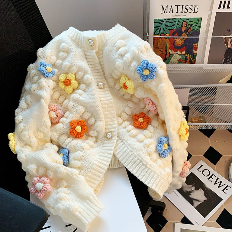 Damen Strickjacke mit Blumenapplikation und Knopfleiste EB