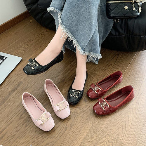 Damen elegante Ballerinas mit glattem Lackfinish und auffälligem Logo EB