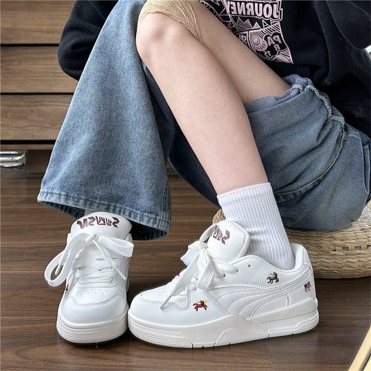 Damen modische Sneakers mit einzigartigen Stickereien und gepolsterter Sohle EB