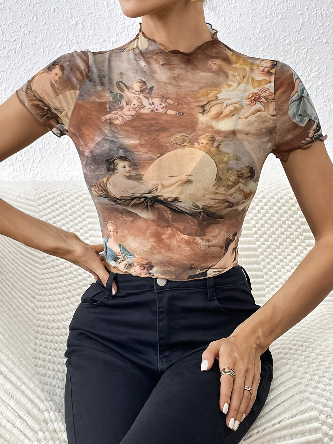 Damen nan figurnahes transparentes Mesh-Top mit barockem Engeldruck, Stehkragen und Kräuselsaum EB