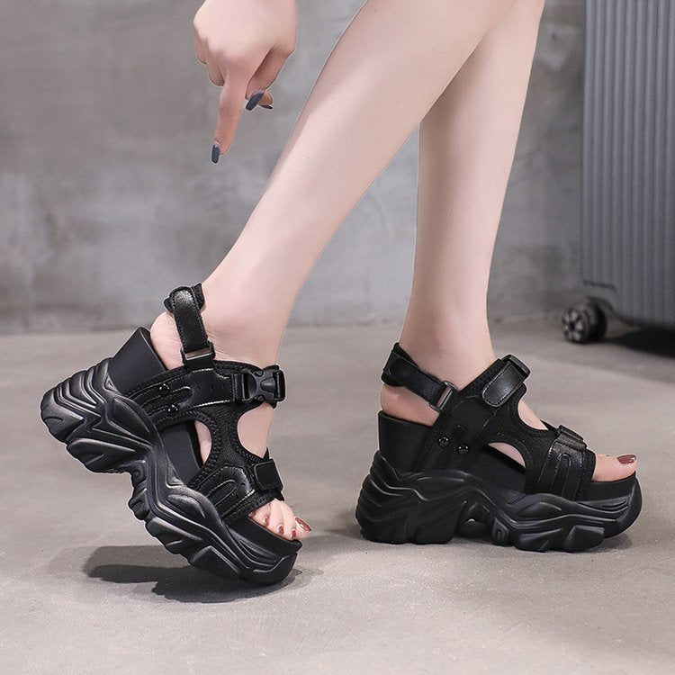 Damen Sportliche Sneaker-Sandalen mit hoher Sohle und verstellbaren Riemen EB