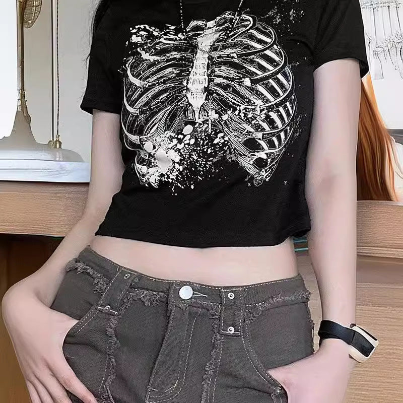 Damen Crop-T-Shirt mit verspieltem Lippenmotiv und modernem Schriftzug EB