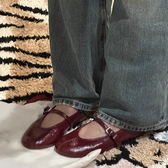 Damen Ballerinas mit verstellbarem Riemen und glänzender Oberfläche EB