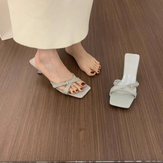 Damen Offene Mules mit dekorativen Riemen und komfortablem Absatz EB