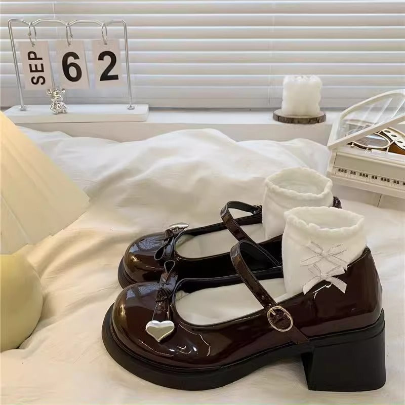 Damen Süße Mary Jane Schuhe mit herzförmigem Detail und dekorativem Rüschensocke EB