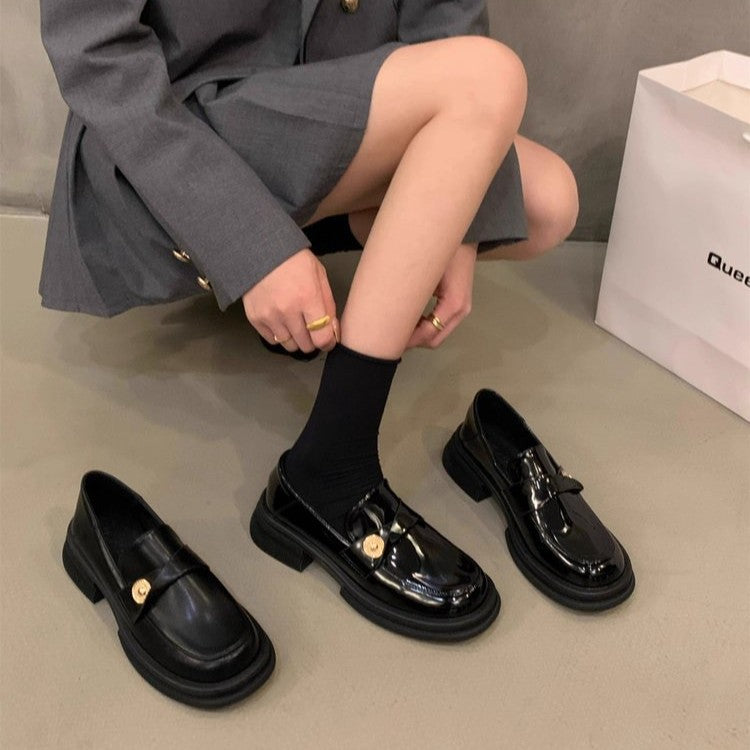 Damen elegante Lackleder-Mokassins mit goldener Schnallenverzierung EB