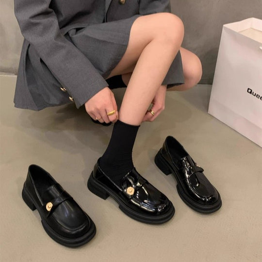 Damen elegante Lackleder-Mokassins mit goldener Schnallenverzierung EB