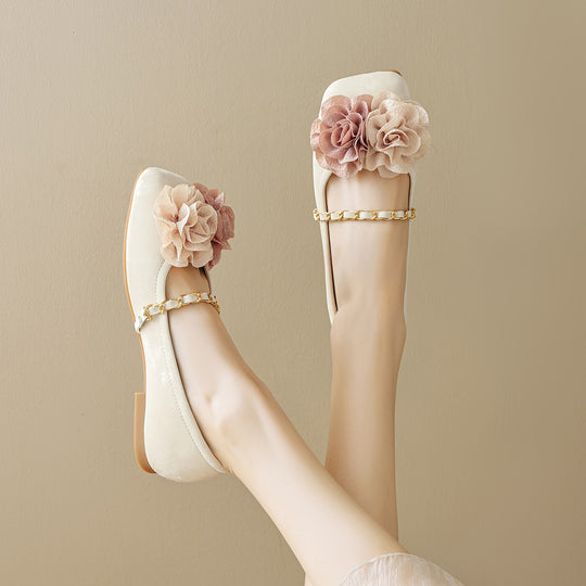 Damen Ballerinas mit dekorativem Blumenakzent und goldener Kette EB