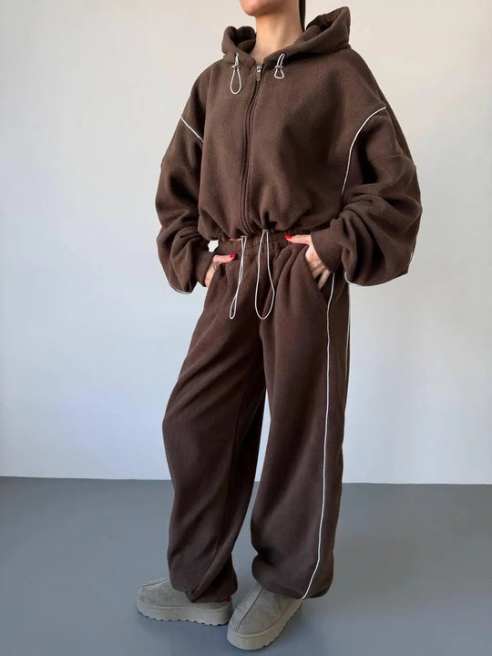 Damen gekürztes Zip-Hoodie mit Tunnelzug und hochgeschnittener weiter Fleece-Loungehose Eichborn Berlin