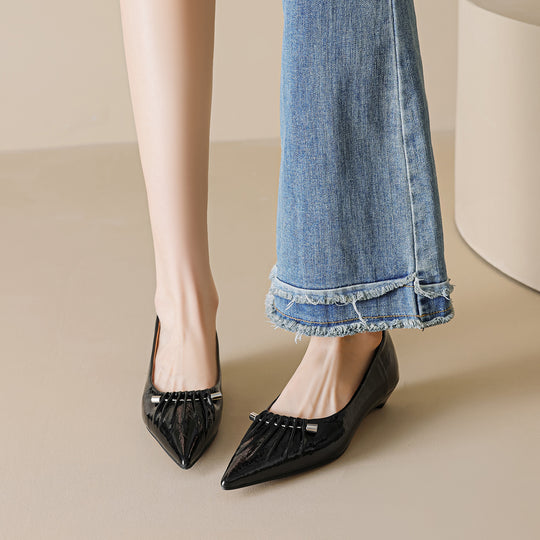 Damen spitz zulaufende Ballerinas mit dekorativem Faltendesign und metallic Akzent EB