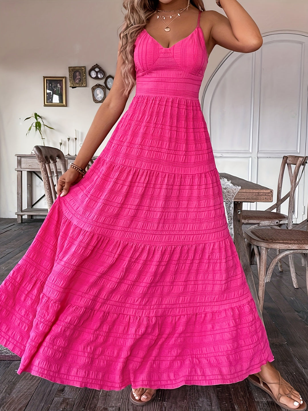 Damen Maxikleid mit femininer Silhouette und luftiger Struktur EB