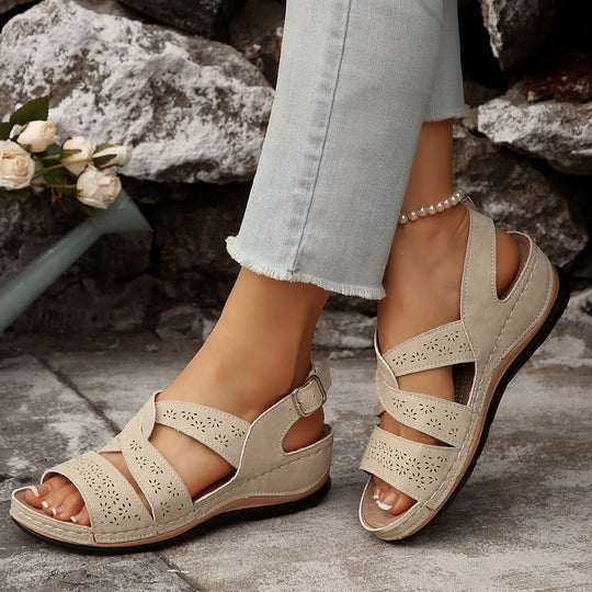 Damen Komfortable und luftige Sandalen mit floralem Durchbruchsdesign EB