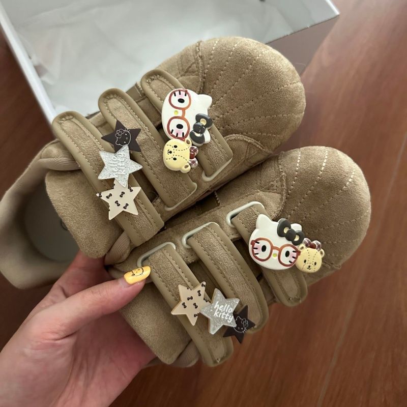 Damen Veloursleder-Sneakers mit praktischen Klettverschlüssen und verspielten Anhängern EB