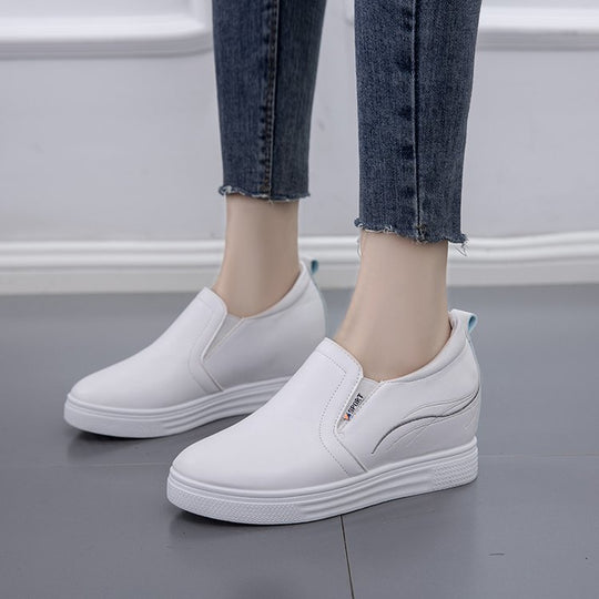 Damen Slip-On Keilsneaker mit verdecktem Keil, Lederimitat und dekorativer Stickerei EB
