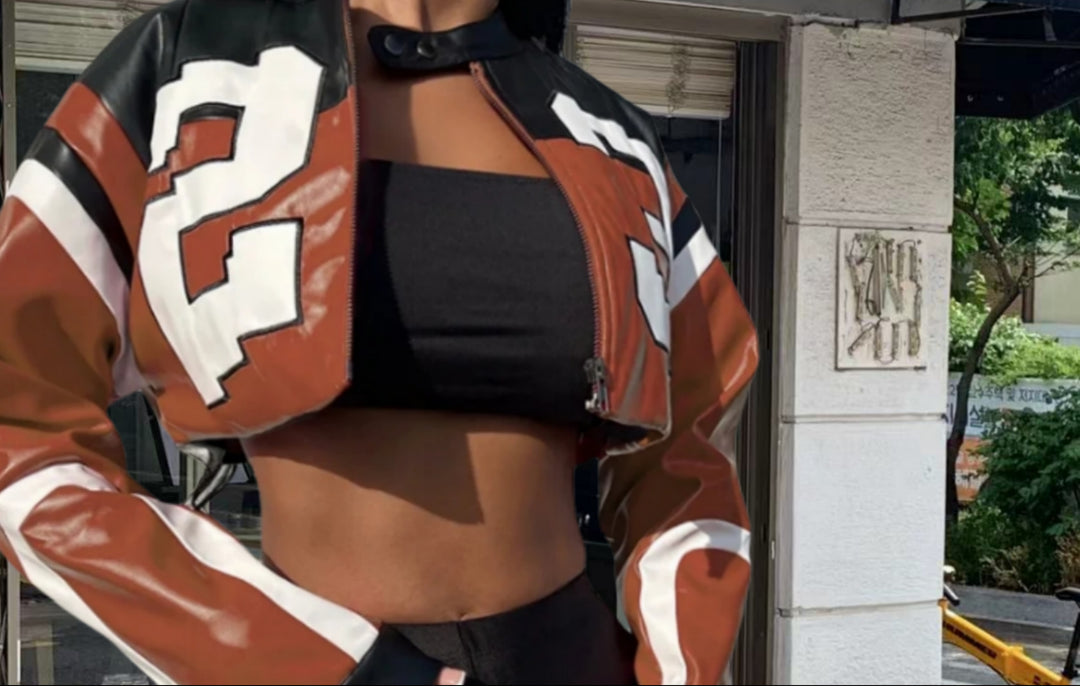 Damen cropped Kunstlederjacke im auffälligen Design EB