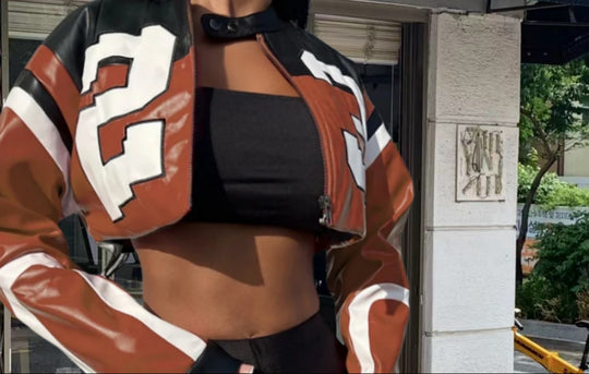 Damen cropped Kunstlederjacke im auffälligen Design EB