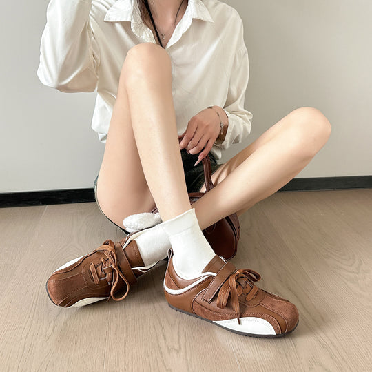 Damen Bequeme Sneaker mit elegantem Obermaterial und modischen Schnürdetails EB