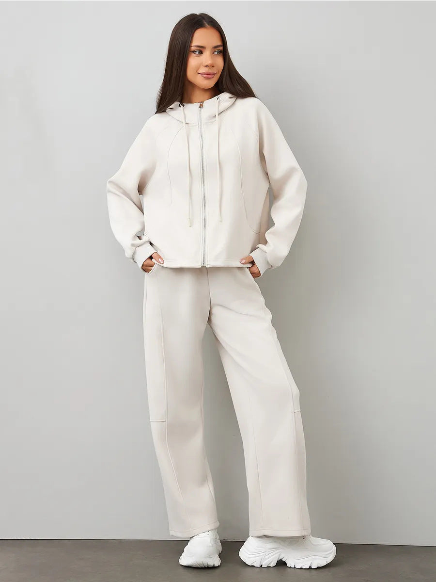 Damen Oversize-Zip-Hoodie mit Kängurutasche und hochgeschnittener Sweathose mit weiter Beinführung Set Eichborn Berlin